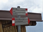 63 Prendo il sentiero per scendere all'incrocio col Sentiero dei Roccoli (272)